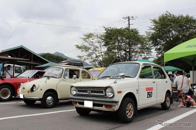 スバル360（左）とホンダ・ライフ（右）