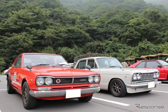 日産・スカイラインGTR（左）と通称54Bと呼ばれる2000GT（右）