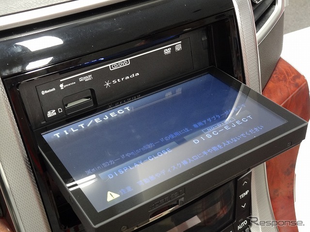 前モデルはHDDナビだったが、今回はSDナビとなった。
