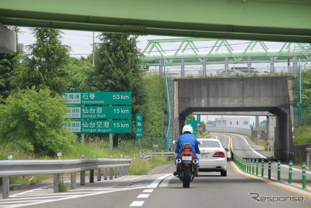 高速道路を走る二輪車