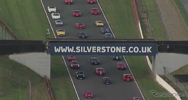 英国シルバーストンサーキットで行われたフェラーリ964台によるパレード