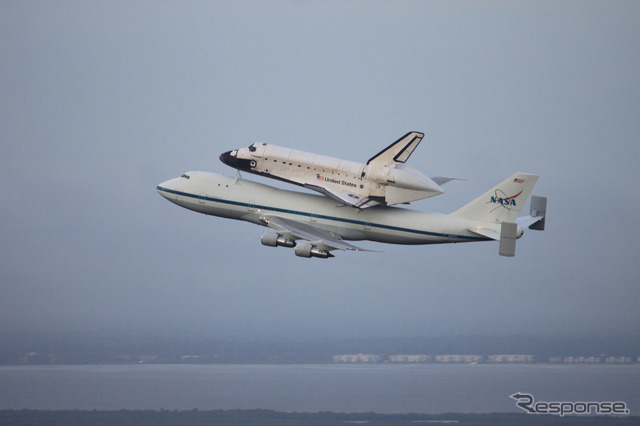 ボーイング 747に載せられるスペースシャトル