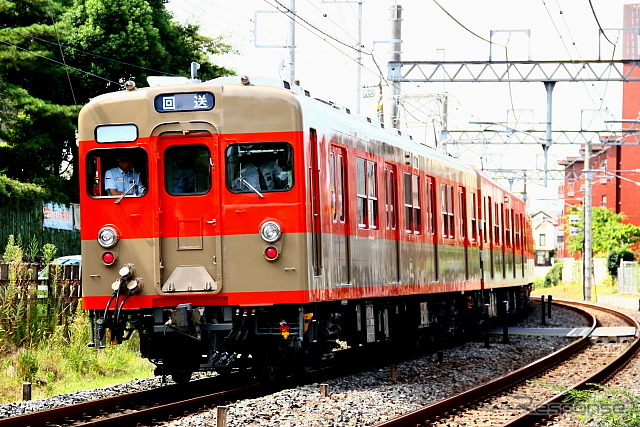 団体臨時列車として運行されていたときの8000系8111編成（北大宮～大宮公園）