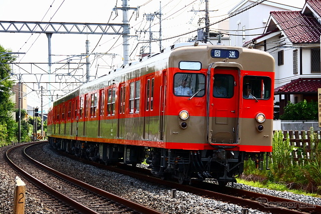 団体臨時列車として運行されていたときの8000系8111編成（北大宮～大宮公園）