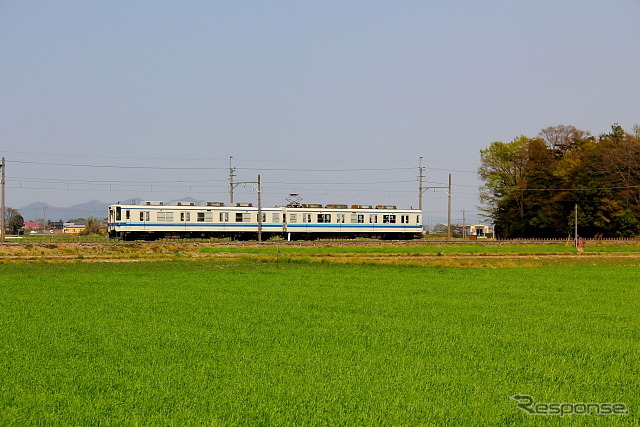 東武小泉線を行く8000系2両編成