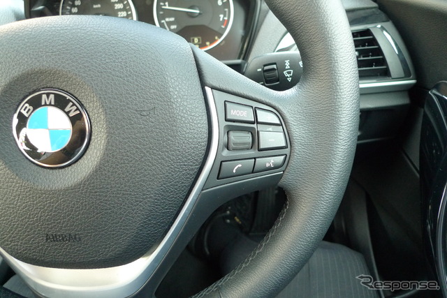 ステアリングコントローラーのある車種・グレードでは、こちらを使ってiPhone 5のミュージックライブラリ操作をすることもできる