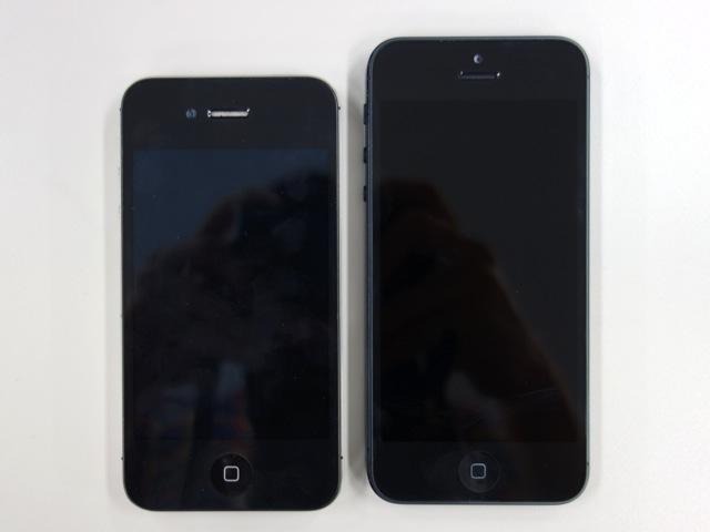 アップル iPhone 5(向かって右)と4S