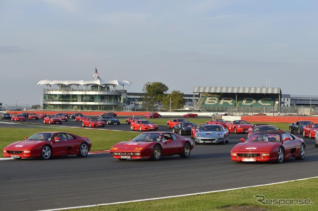 9月15日、英国シルバーストンサーキットで行われたフェラーリ964台のパレード