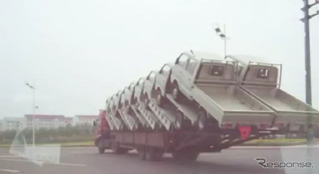 中国で撮影された18台の商用車を載せた車両運搬車