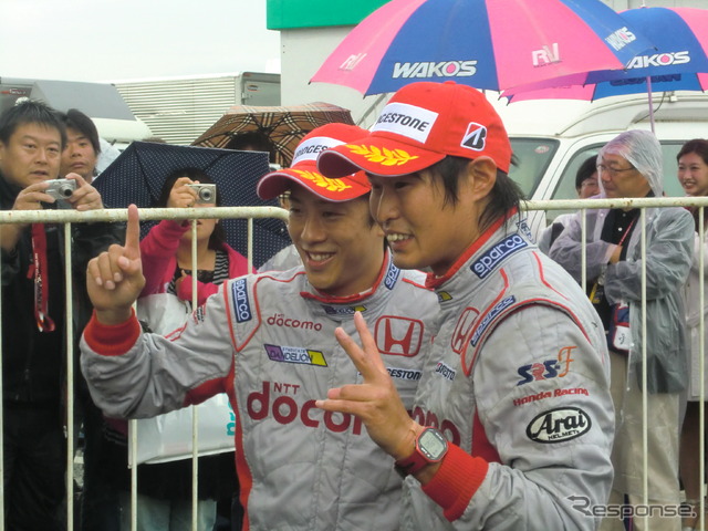 1-2でSUGO戦を制したダンディライアン勢。優勝の伊沢(左)と2位の塚越。