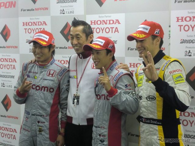 左から2位の塚越、1-2の村岡監督、優勝の伊沢、3位のデュバル。