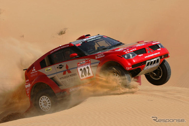 【クロスカントリー UAE】日産ドメビウスが総合1位、三菱増岡はSSトップ