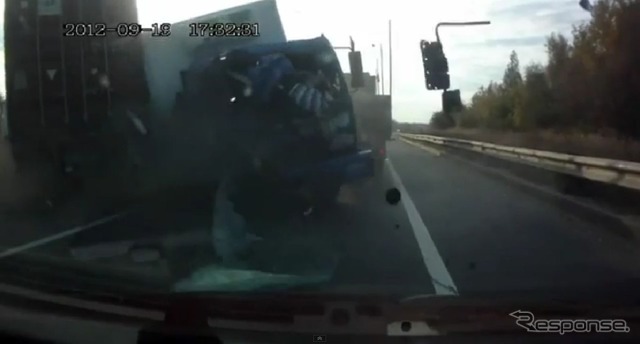 9月19日、ロシアで発生した大型トレーラーと大型トラックの衝突事故