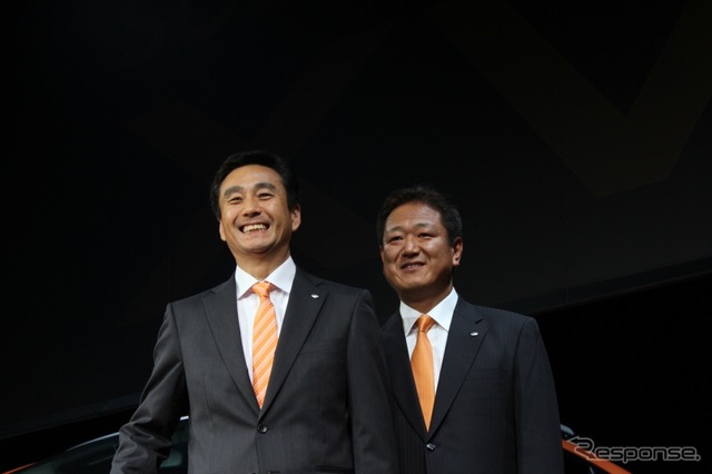 富士重工業執行役員スバル国内営業本部長の飯田正巳氏(右)と、スバル商品企画本部プロジェクトゼネラルマネージャーの竹内明英氏(左)