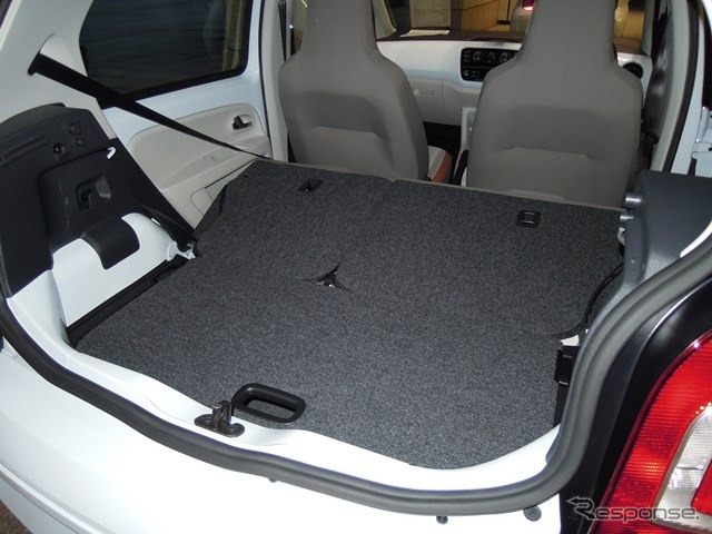 後席を格納し、荷室のフロアボードを上段にセットするとフラットフロアになる。