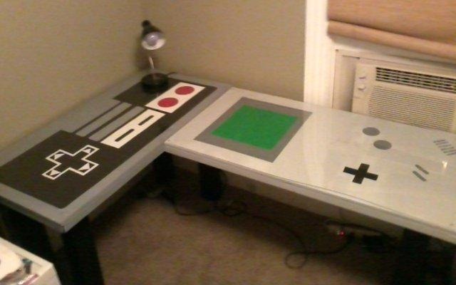 勉強がはかどらなさそう?ゲームボーイ&ファミコンコントローラーモチーフの机