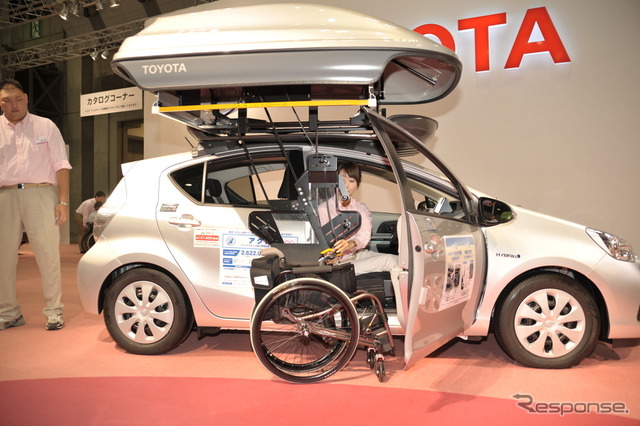 フレンドマチック取付用専用車 タイプIV ウェエルキャリーを装備したトヨタ アクア