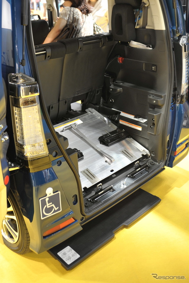 N BOX+のユンバーサルブリッジは折りたたみ、倒しこむことが可能なため、多彩な荷室アレンジが活用可能。
