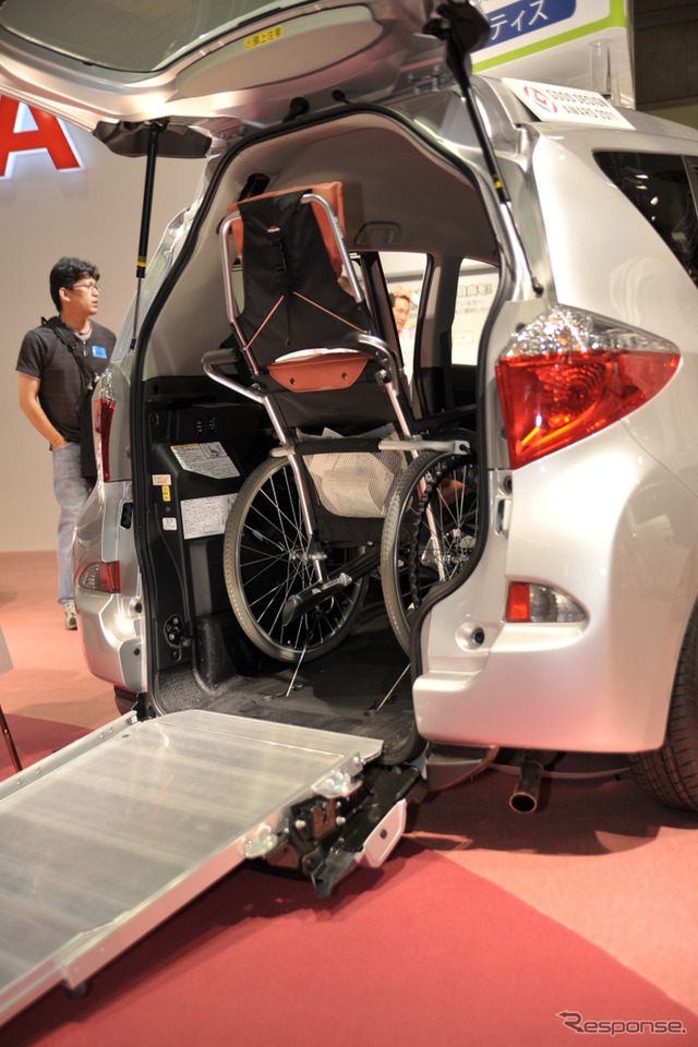 ラクティス 車いす仕様車(スロープタイプ) タイプI 助手席側リヤシート付