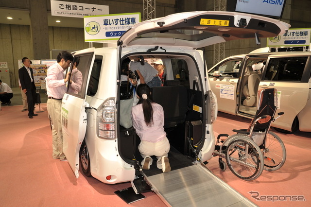 ヴォクシー 車いす仕様車(スロープタイプ) タイプI 車いす2脚仕様