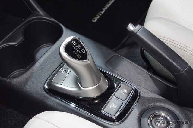 三菱 アウトランダーPHEV(パリモーターショー12)