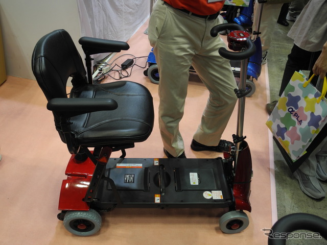 福祉機器展12　ウエルファン　折りたためる電動車いす