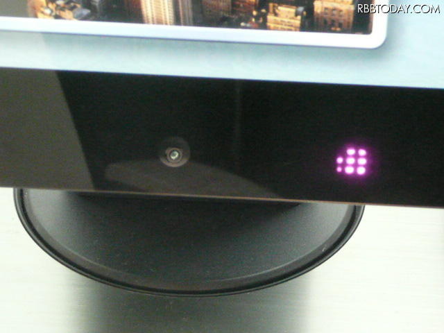 PCのディスプレイ下に組み込まれたCMOSカメラと近赤外線LED