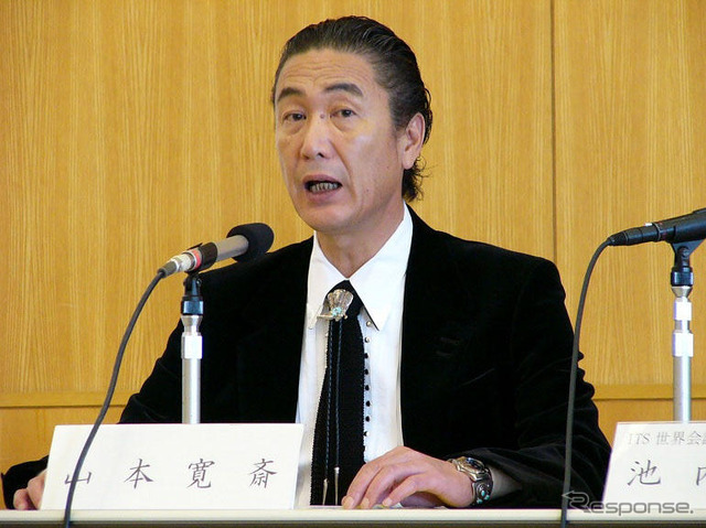 【ITS世界会議名古屋】パートナーロボットが空を飛ぶ!?　山本寛斎イベント