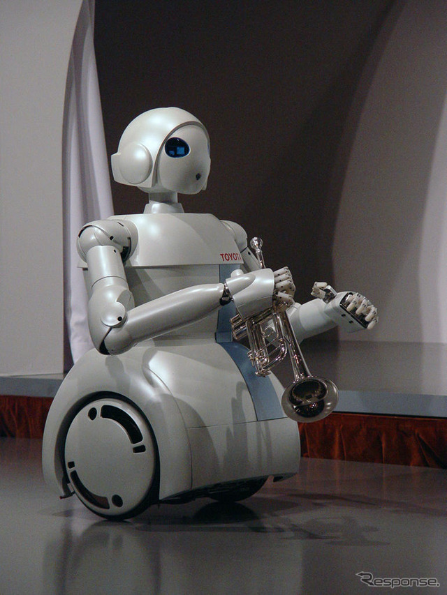 【ITS世界会議名古屋】パートナーロボットが空を飛ぶ!?　山本寛斎イベント