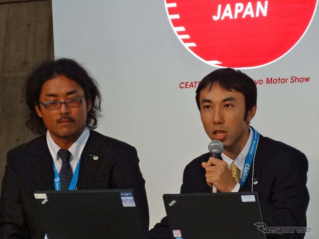 説明を行う音響スピーカー開発グループの高田直樹氏(右)、プロダクトデザイングループの宮脇将志氏(左)