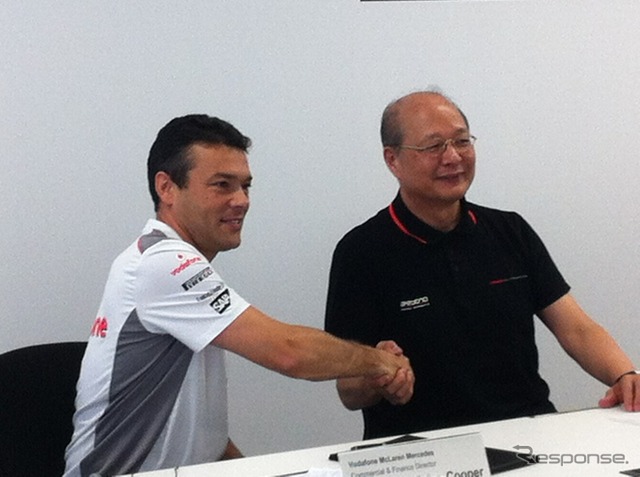 曙ブレーキ工業 信元久隆社長（右）、マクラーレンF1チームのJohn Cooper氏（左）