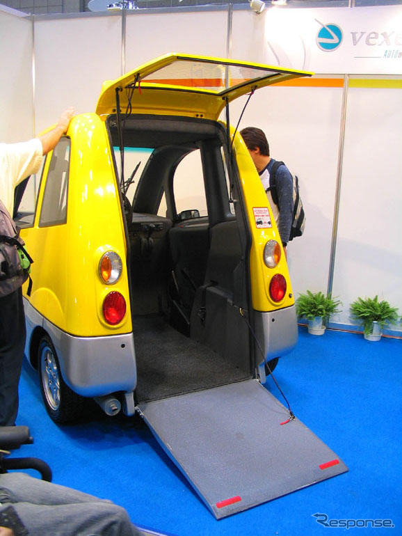 【福祉機器展04】車いすのままで運転したい!