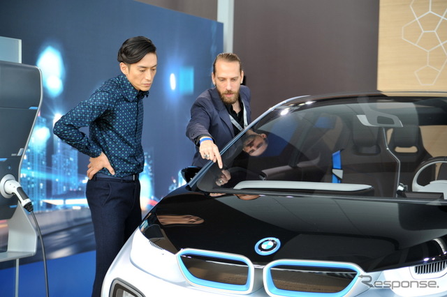 会見後、BMW i3 Conceptの前で語るカイ・ランガー氏と伊勢谷友介さん