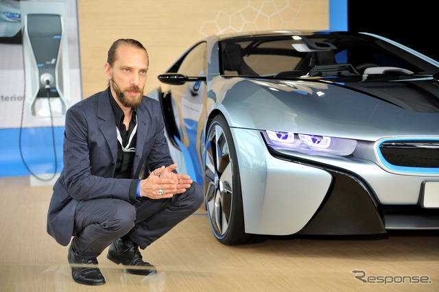 外装デザインについて解説するBMW i シニアエクステリア・デザイナーのカイ・ランガー氏