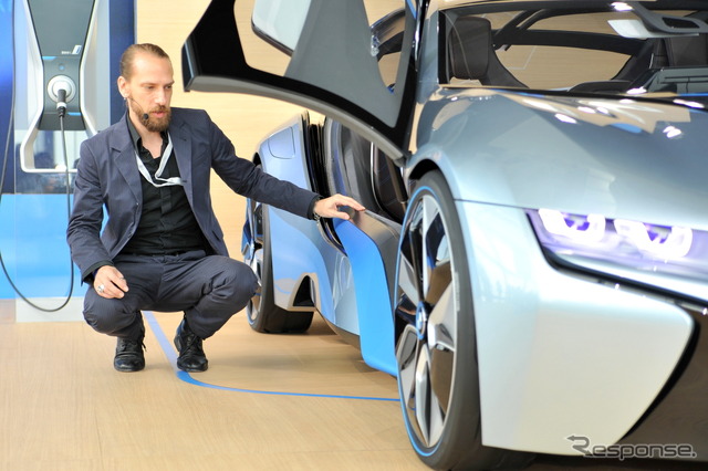 外装デザインについて解説するBMW i シニアエクステリア・デザイナーのカイ・ランガー氏