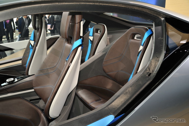 BMW i8 Conceptはドアを開けるとCFRP素材がむき出しとなるデザインになっている。
