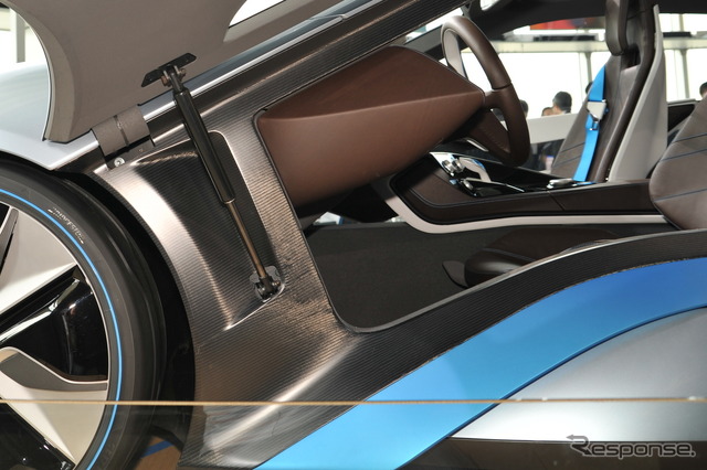 BMW i8 Conceptはドアを開けるとCFRP素材がむき出しとなるデザインになっている。