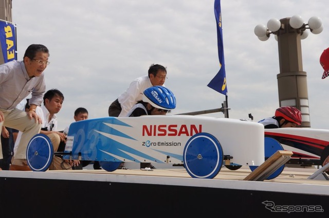 若者にクルマの魅力をアピールする「お台場学園祭」が開幕(写真:日産の志賀COOとトヨタの豊田社長)