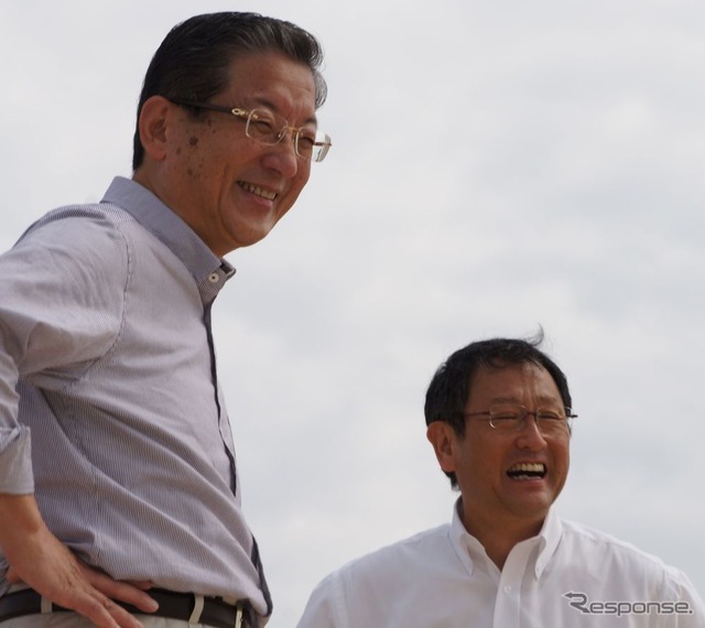 トヨタの豊田社長(右)、日産の志賀COO