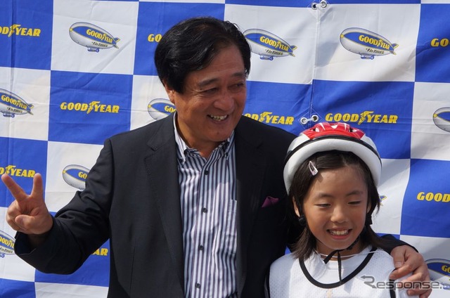 ソープボックスレースを制したのは三菱、(写真:三菱自の益子社長)