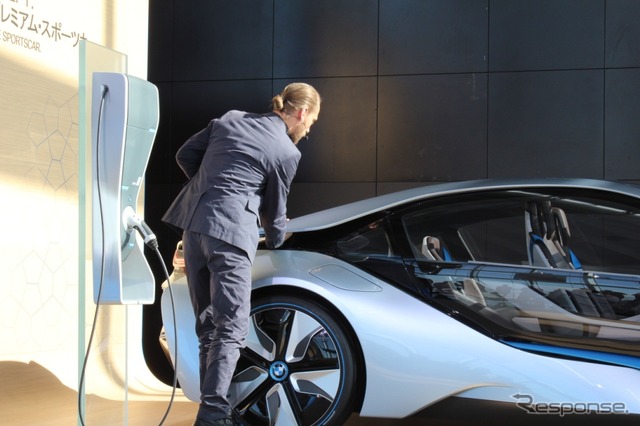 BMW AG BMW iシニア・エクステリア・デザイナーのカイ・ランガーさん(Cピラーに手が入るところを実演)