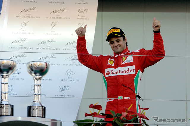 2位表彰台に上がり喜ぶフェラーリのフェリペ・マッサ(F1 日本GP)
