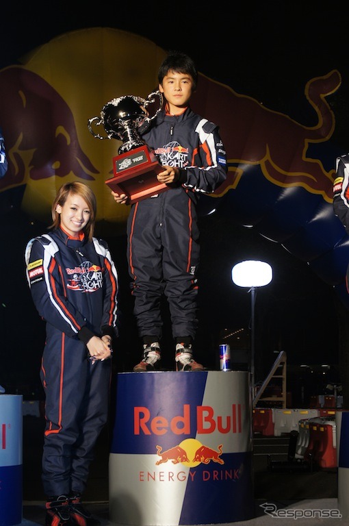 レッドブル・カート・ファイト・ジャパンファイナル 優勝者の澤田真治さん(右)とゲストの南明奈さん(左)