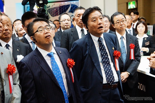 三菱重工ブースを視察する大村愛知県知事と河村名古屋市長。