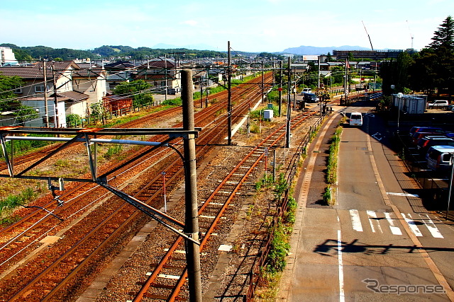 一番右側の線路が新津車両製作所へと延びる引込み線