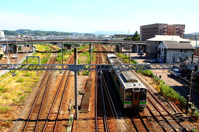 右建物の奥に新津車両製作所が