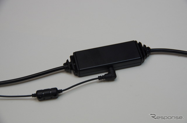 こちらはFM-VICS受信機能付きの電源ケーブル。ケーブルの中ほどにこのようなボックスがあり、ここにFM-VICS受信用のアンテナを接続する。これももう少しスマートになれば嬉しいのだが。