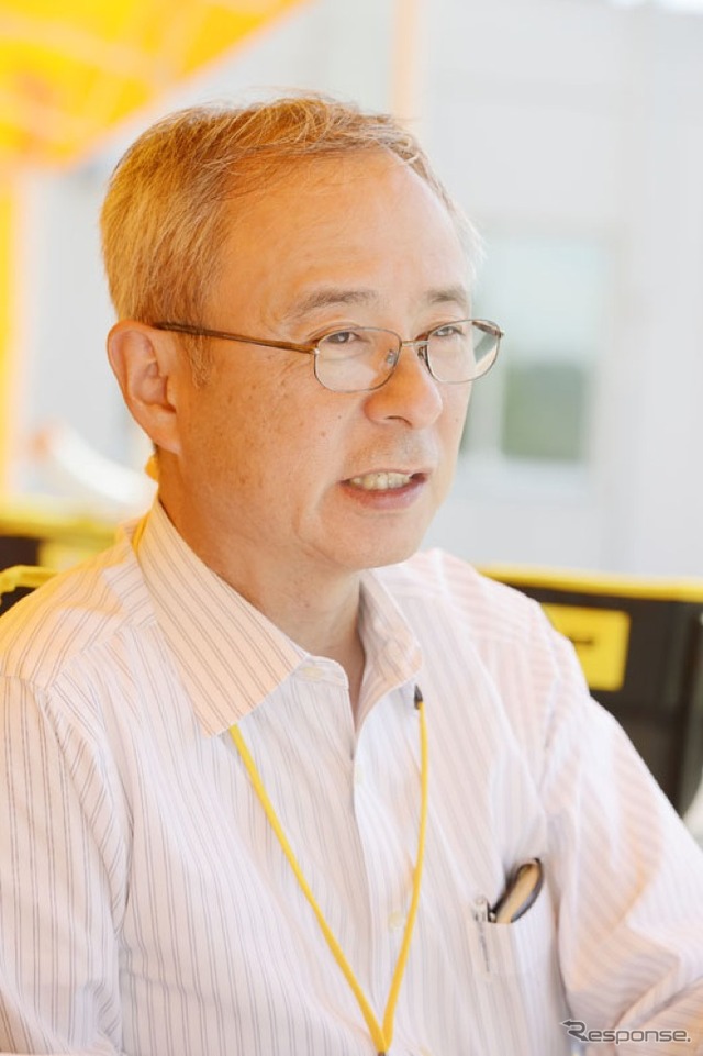 タイヤ技術本部の第一技術部長・商品開発担当部長を務める鈴木俊昭氏。タイヤ製造における技術を事細かに説明。
