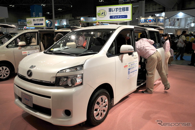 ノア 車いす仕様車(スロープタイプ) タイプII サードシート付(国際福祉機器店12)