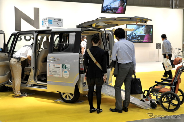 車いす仕様車のホンダ N BOX+。最近は特に軽自動車の福祉車両に注目があつまっている(国際福祉機器店12)